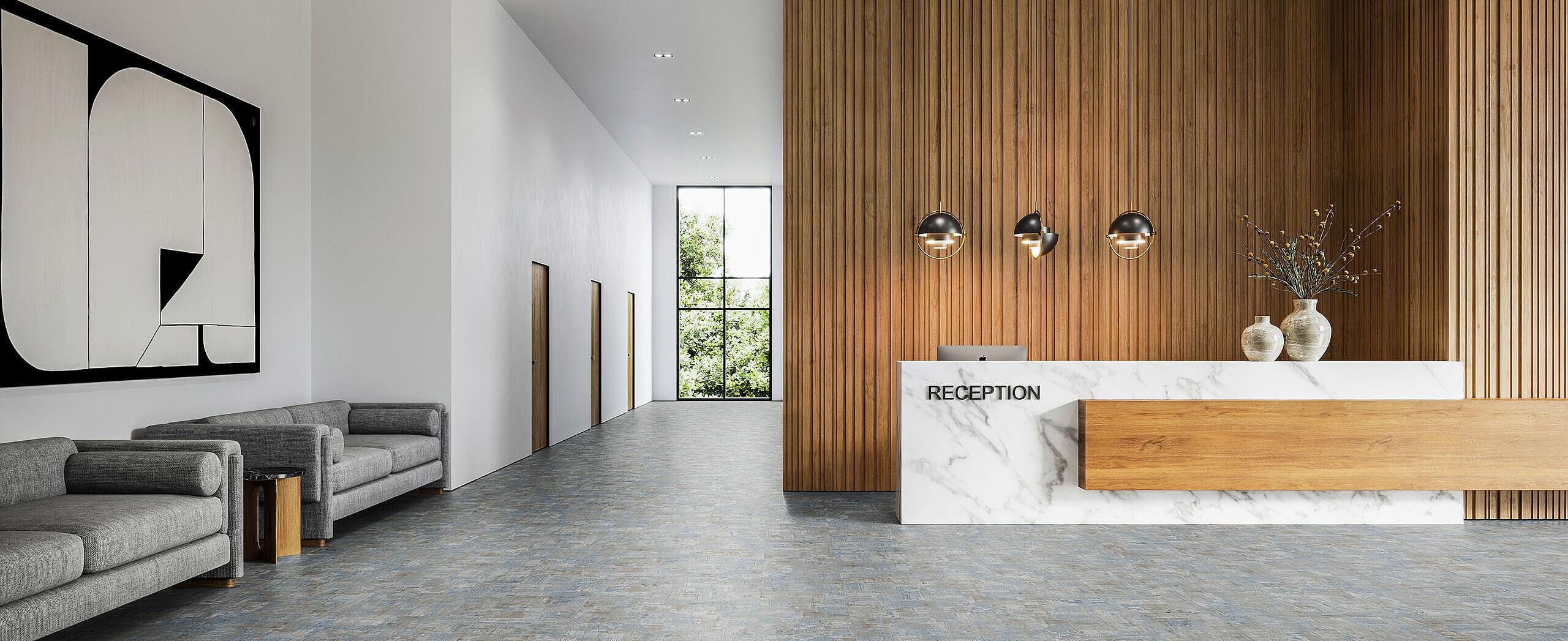Moderne Rezeption mit Holzlamellenwand und recyceltem Elastikboden in blau-grauer, fein gemusterter Steinoptik.