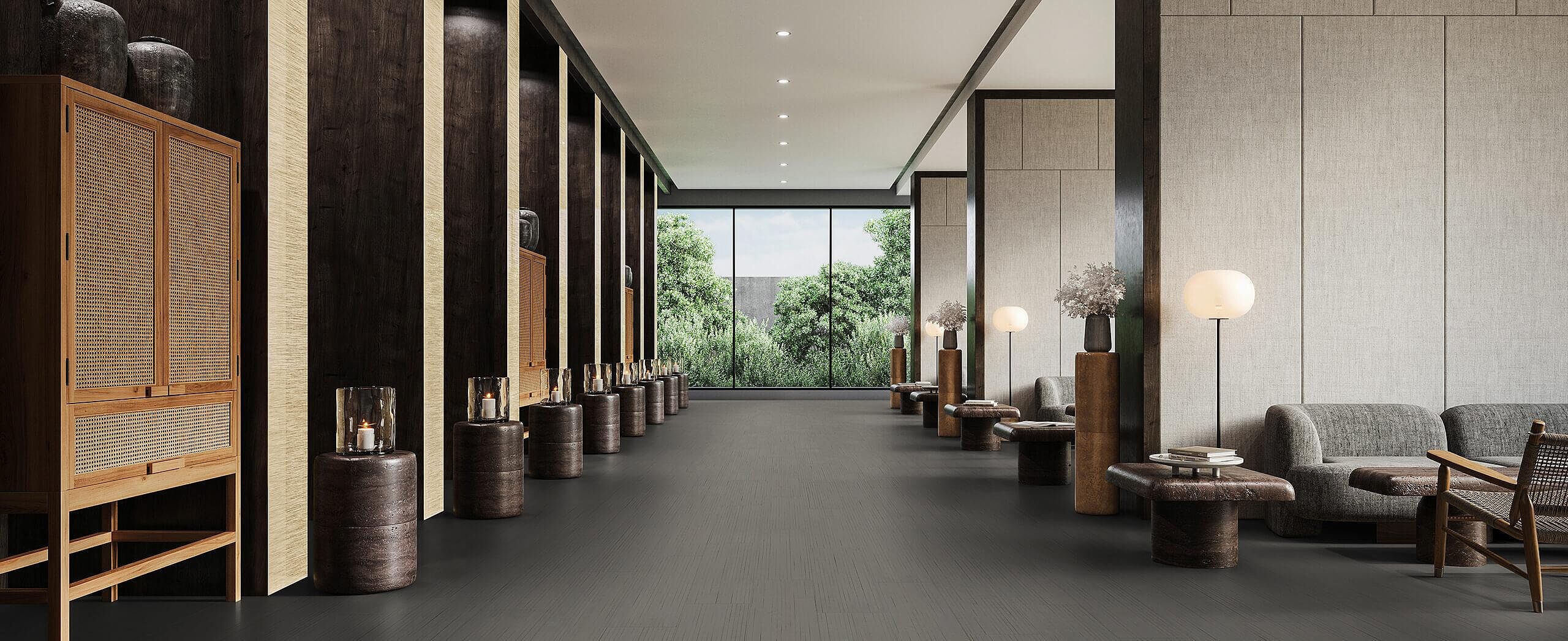 Eleganter Lounge-Flur mit recyceltem Elastikboden in dunkler, fein strukturierter Steinoptik.