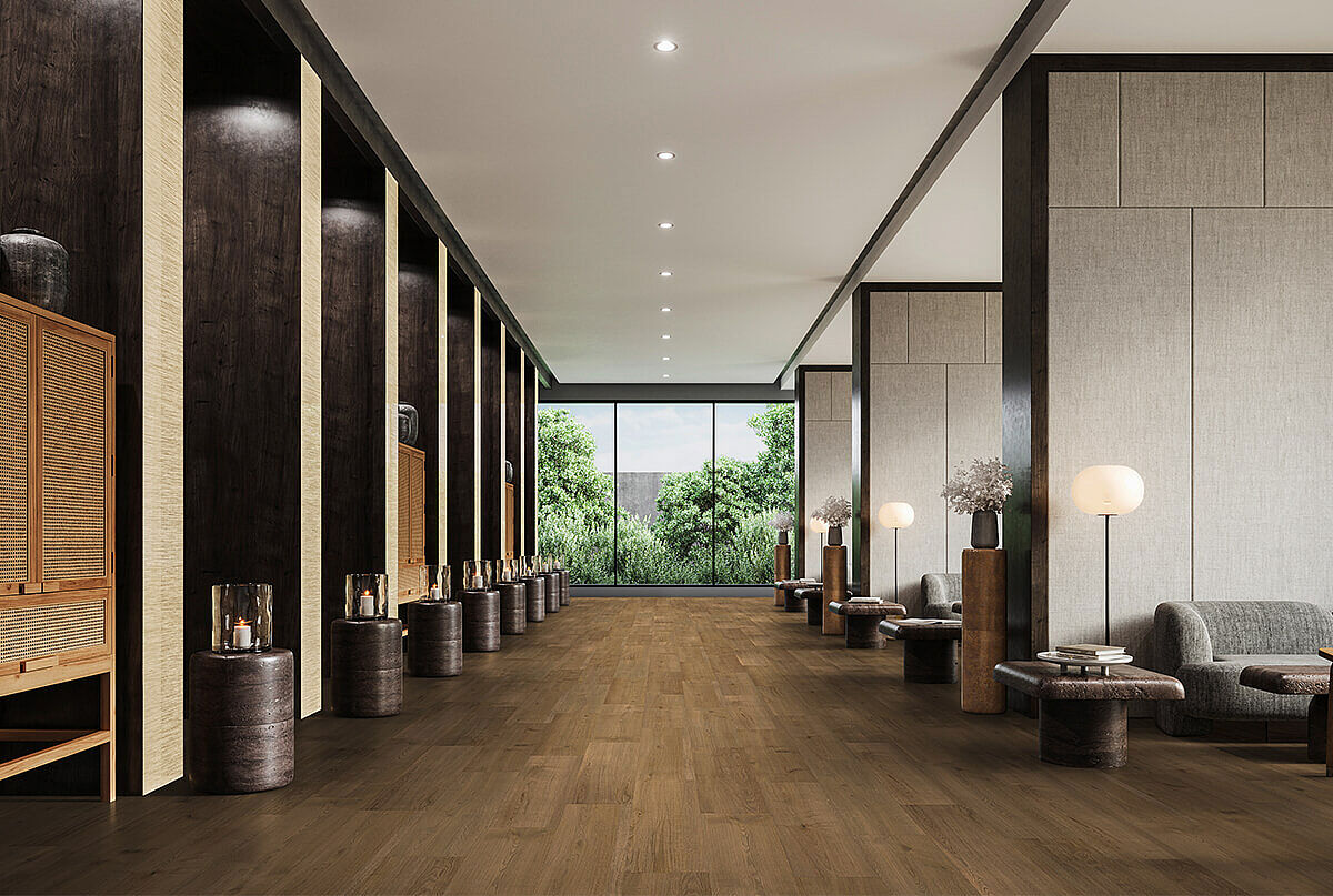 Eleganter Lounge-Flur mit recyceltem Elastikboden in warmer Holzoptik.