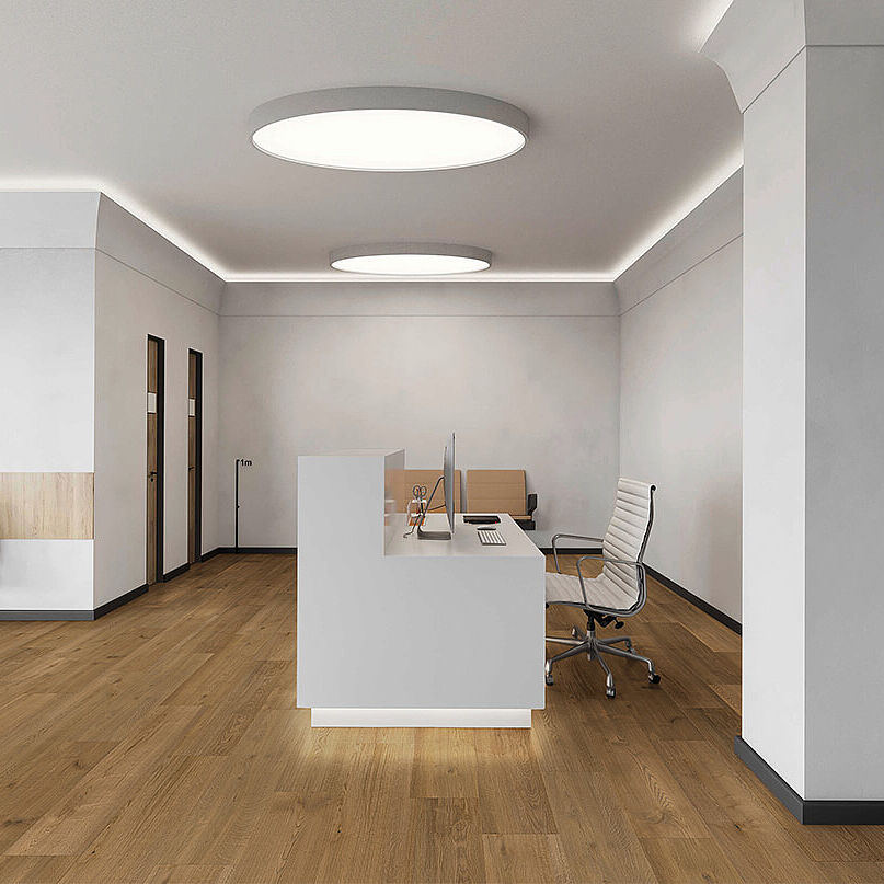 Moderner Empfangsbereich mit recyceltem Elastikboden in warmer Holzoptik.