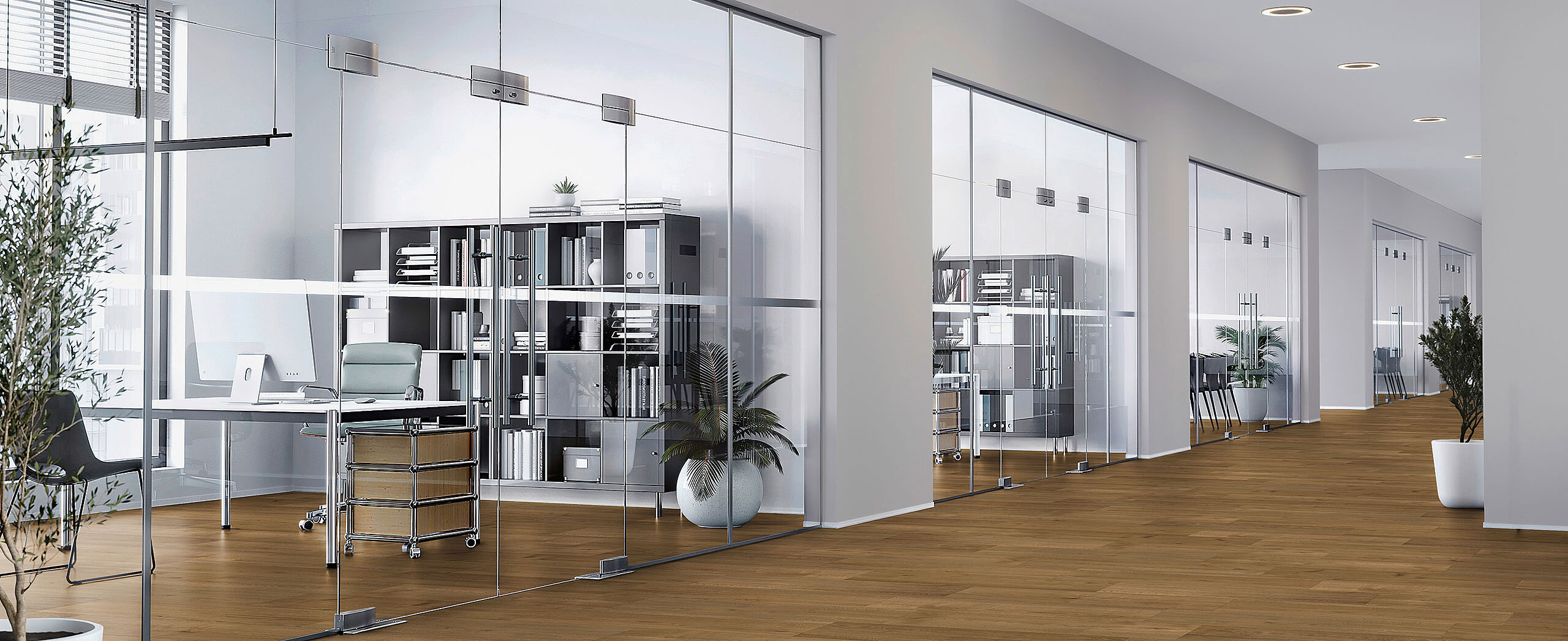 Modernes Büro mit Glaswänden und Arbeitsplätzen, recycelter Elastikboden in warmer Holzoptik mit natürlicher Maserung.
