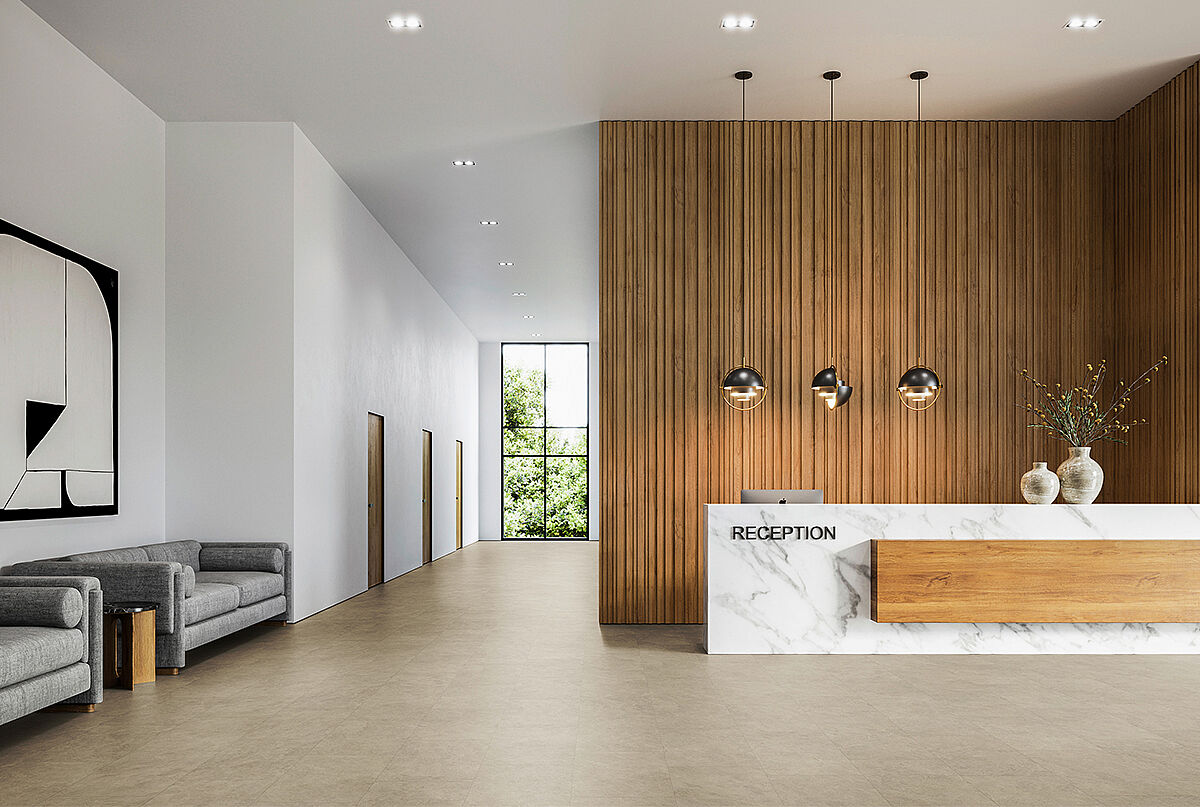 Moderner Empfang mit Holzlamellenwand und recyceltem Elastikboden in heller, sandfarbener Steinoptik.