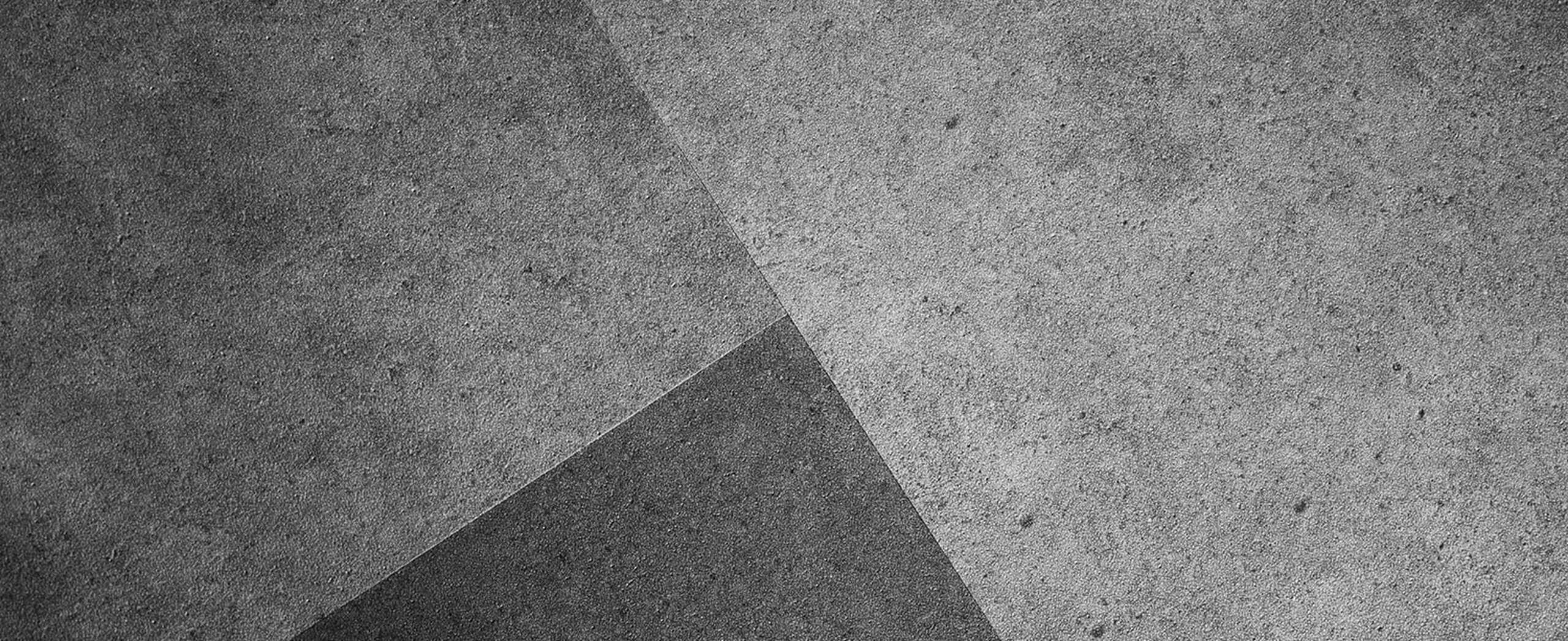 Nahaufnahme eines elastischen, recycelten Bodenbelags in Schieferoptik – moderne Steinstruktur in Grautönen, robust und ideal für langlebige Innenraumlösungen. Detailaufnahme eines elastischen recycelten Bodenbelags in Schieferoptik mit unterschiedlichen Grautönen.